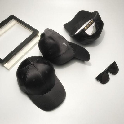 Γυναικείο σατέν καπέλο με τρίχρωμο γείσο