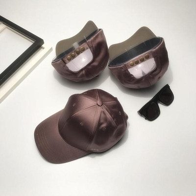 Γυναικείο σατέν καπέλο με τρίχρωμο γείσο