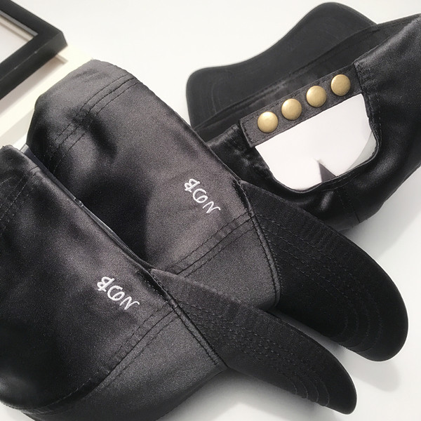 Γυναικείο σατέν καπέλο με τρίχρωμο γείσο