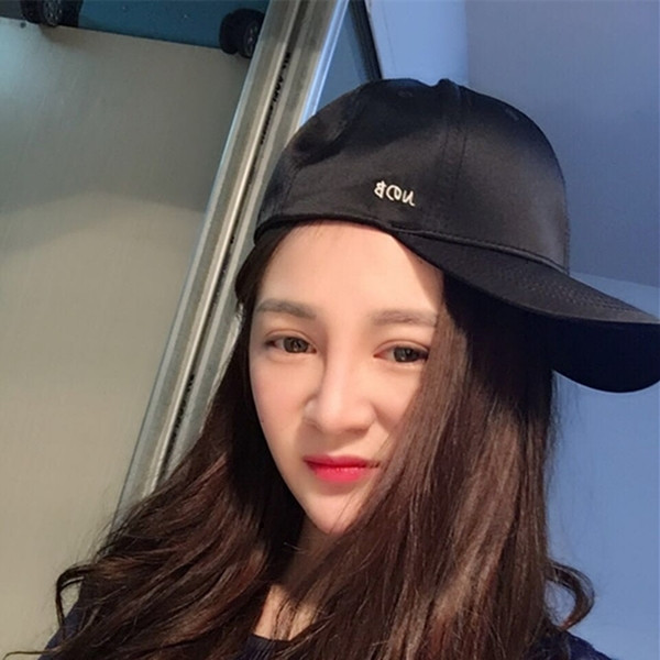 Γυναικείο σατέν καπέλο με τρίχρωμο γείσο