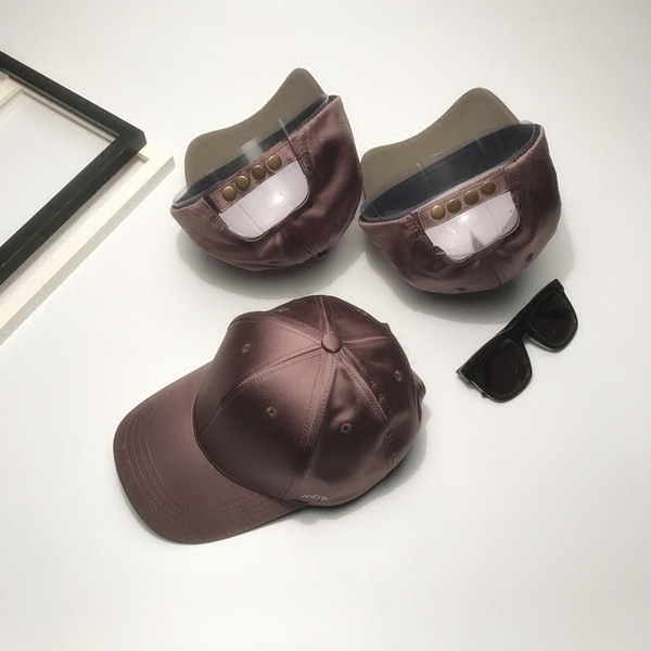 Γυναικείο σατέν καπέλο με τρίχρωμο γείσο