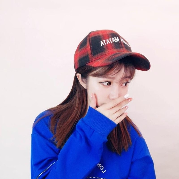 Καπέλο γυναικείο με καπάκι και επιγραφή