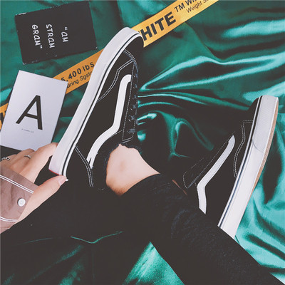 Τα casual αθλητικά παπούτσια των ανδρών με επίπεδη σόλα