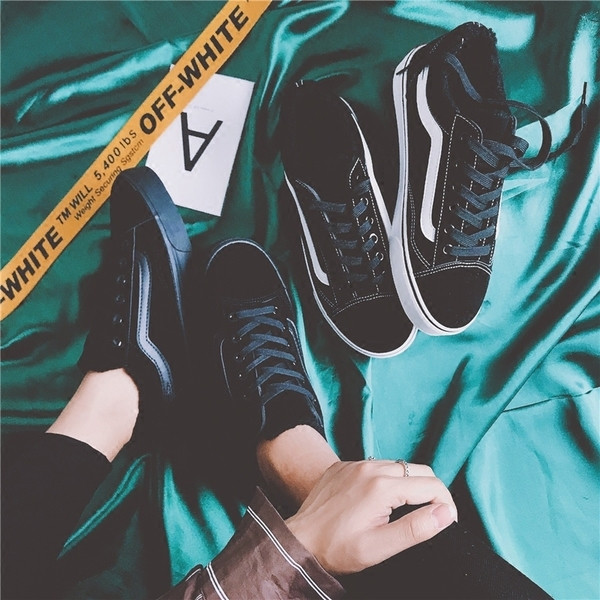 Τα casual αθλητικά παπούτσια των ανδρών με επίπεδη σόλα