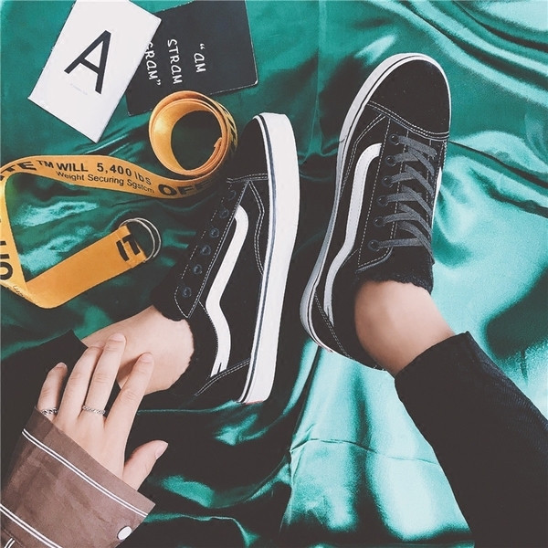 Τα casual αθλητικά παπούτσια των ανδρών με επίπεδη σόλα