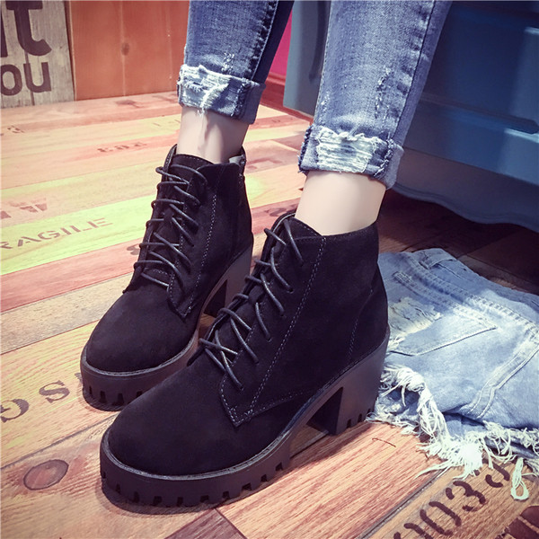 Εξαιρετικές γυναικείες μπότες με χοντρό τακούνι  και ανθεκτικό πέλμα σε δύο χρώματα