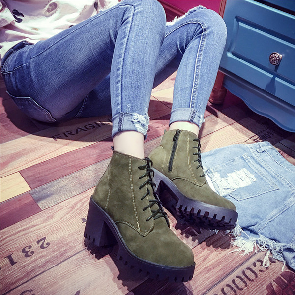 Εξαιρετικές γυναικείες μπότες με χοντρό τακούνι  και ανθεκτικό πέλμα σε δύο χρώματα