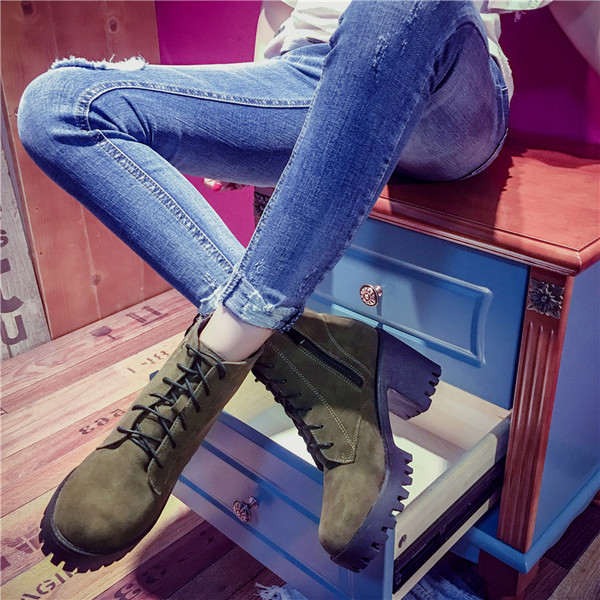 Εξαιρετικές γυναικείες μπότες με χοντρό τακούνι  και ανθεκτικό πέλμα σε δύο χρώματα