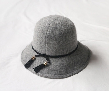 Κομψό καπέλο από μαλλί με φούντα