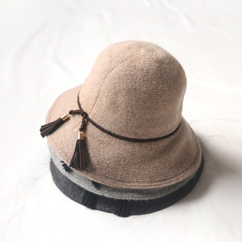Κομψό καπέλο από μαλλί με φούντα