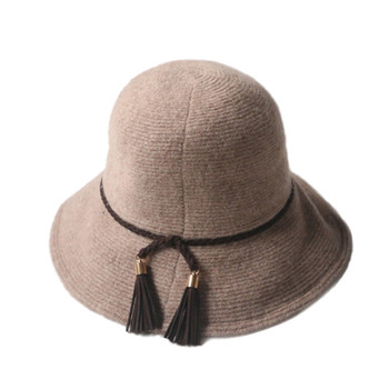 Стилна вълнена дамска шапка с декорация пискюл