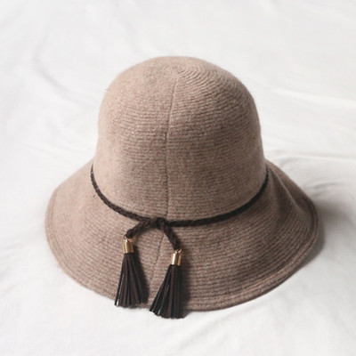 Κομψό καπέλο από μαλλί με φούντα