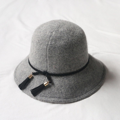 Κομψό καπέλο από μαλλί με φούντα