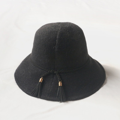 Κομψό καπέλο από μαλλί με φούντα