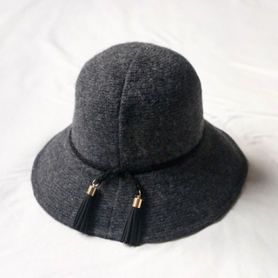 Κομψό καπέλο από μαλλί με φούντα