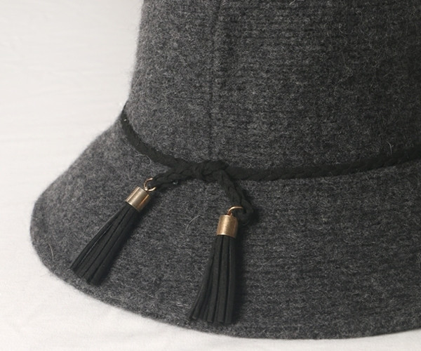 Κομψό καπέλο από μαλλί με φούντα