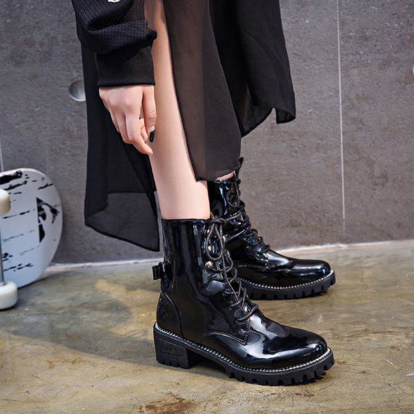 Τρέχουσες κυρίες μπότες κυρίες κυρίες με σκληρές και ανθεκτικές σόλες σε μαύρο χρώμα