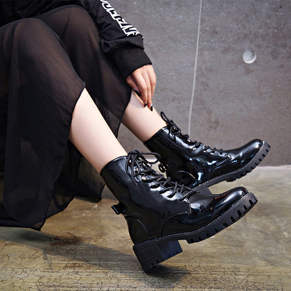 Τρέχουσες κυρίες μπότες κυρίες κυρίες με σκληρές και ανθεκτικές σόλες σε μαύρο χρώμα