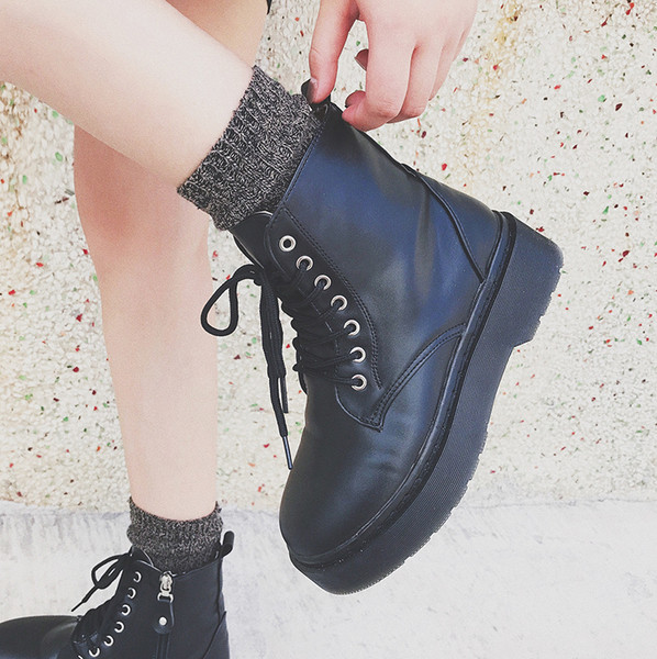 Αθλητικά κομψά κυρίες με γραβάτα σε μαύρο χρώμα