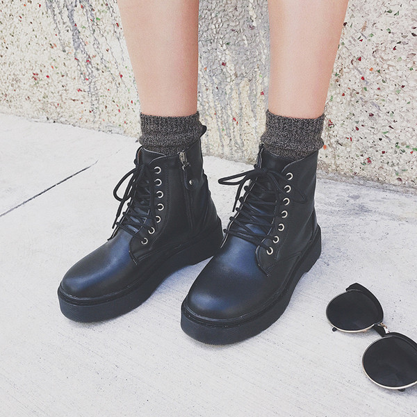 Αθλητικά κομψά κυρίες με γραβάτα σε μαύρο χρώμα