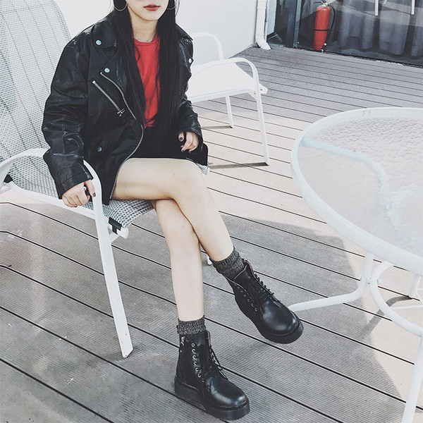 Αθλητικά κομψά κυρίες με γραβάτα σε μαύρο χρώμα