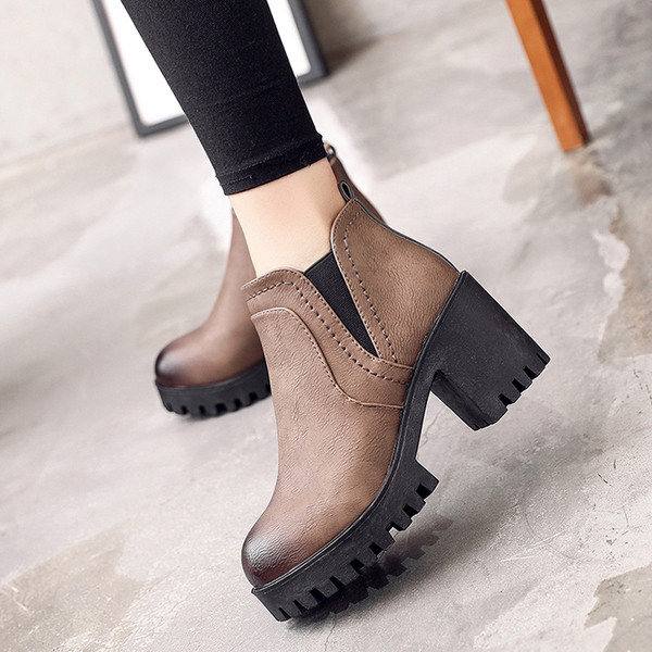 Περιστασιακές γυναικείες ζεστές μπότες, στρογγυλεμένες με αποτέλεσμα υπερχείλισης με ανθεκτική και σκληρή σόλα σε δύο χρώματα