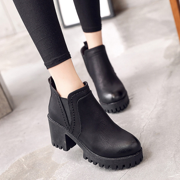 Περιστασιακές γυναικείες ζεστές μπότες, στρογγυλεμένες με αποτέλεσμα υπερχείλισης με ανθεκτική και σκληρή σόλα σε δύο χρώματα