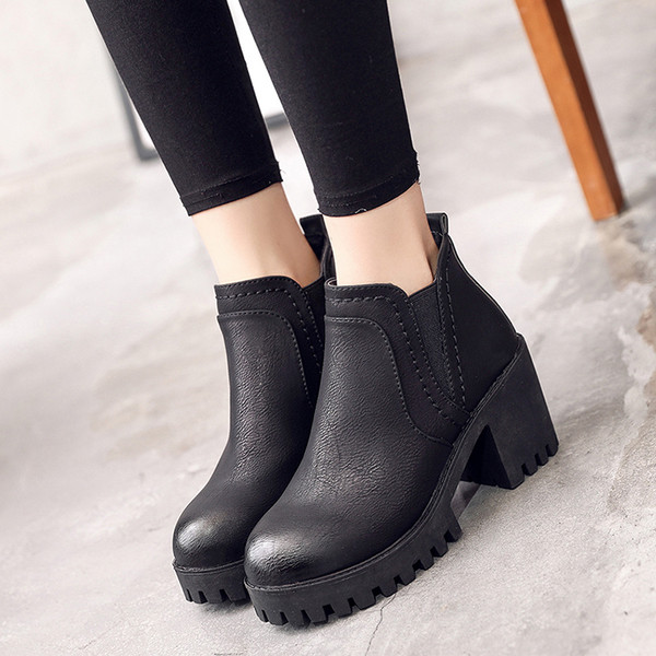 Περιστασιακές γυναικείες ζεστές μπότες, στρογγυλεμένες με αποτέλεσμα υπερχείλισης με ανθεκτική και σκληρή σόλα σε δύο χρώματα