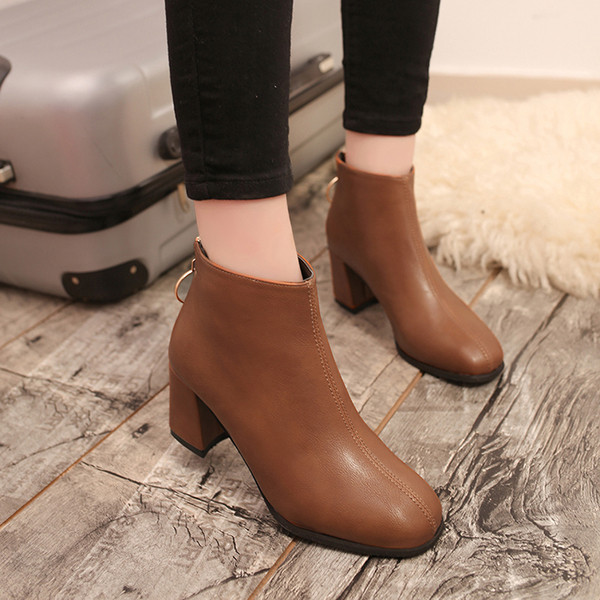 Αθλητικές-κομψές κυρίες μπότες, στρογγυλεμένες σε δύο διαφορετικά χρώματα