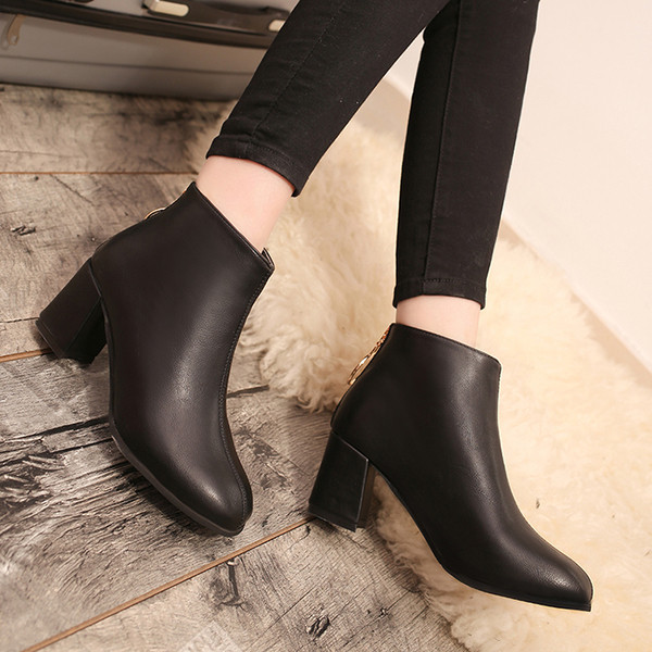 Αθλητικές-κομψές κυρίες μπότες, στρογγυλεμένες σε δύο διαφορετικά χρώματα