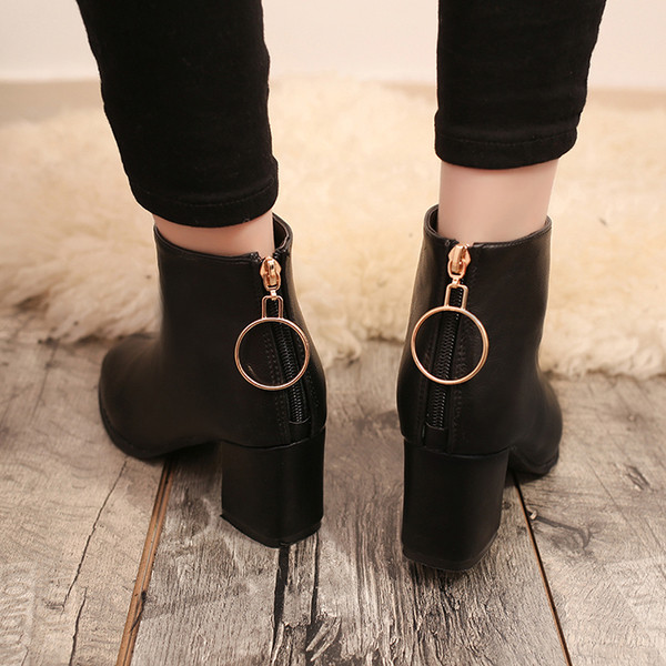 Αθλητικές-κομψές κυρίες μπότες, στρογγυλεμένες σε δύο διαφορετικά χρώματα