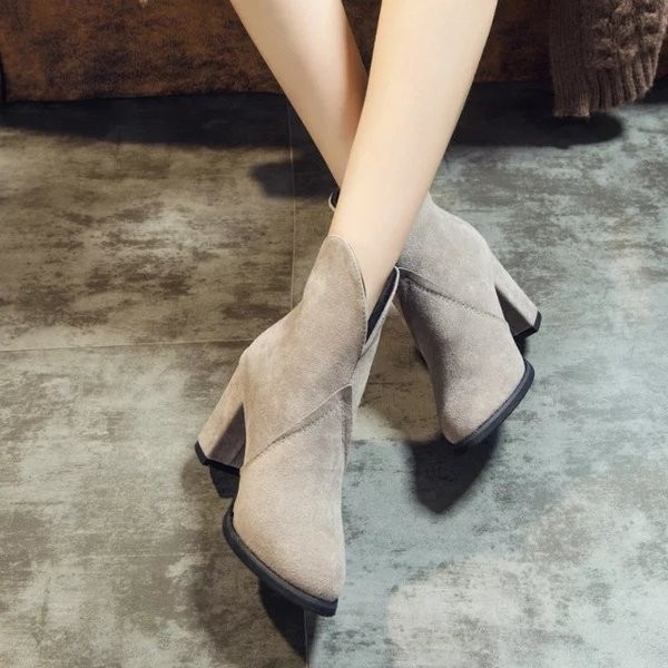 Спортно-елегантни дамски боти от еко велур,леко заострени на нисък и дебел ток в черен и сив цвят