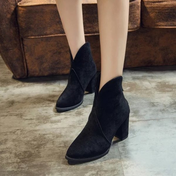 Спортно-елегантни дамски боти от еко велур,леко заострени на нисък и дебел ток в черен и сив цвят