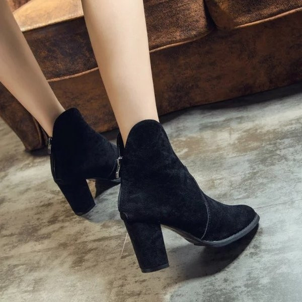 Спортно-елегантни дамски боти от еко велур,леко заострени на нисък и дебел ток в черен и сив цвят