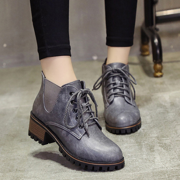 Σπορ-κομψές κυρίες μπότες με σκληρή ανθεκτική σόλα σε γκρι και μαύρο χρώμα