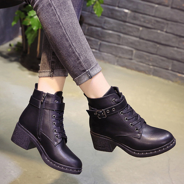 Κομψές κυρίες μπότες με μαύρο ιμάντα