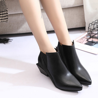 Κομψά γυναικεία παπούτσια κατασκευασμένα από οικολογικό δέρμα, με έντονη και πολύχρωμη διακόσμηση