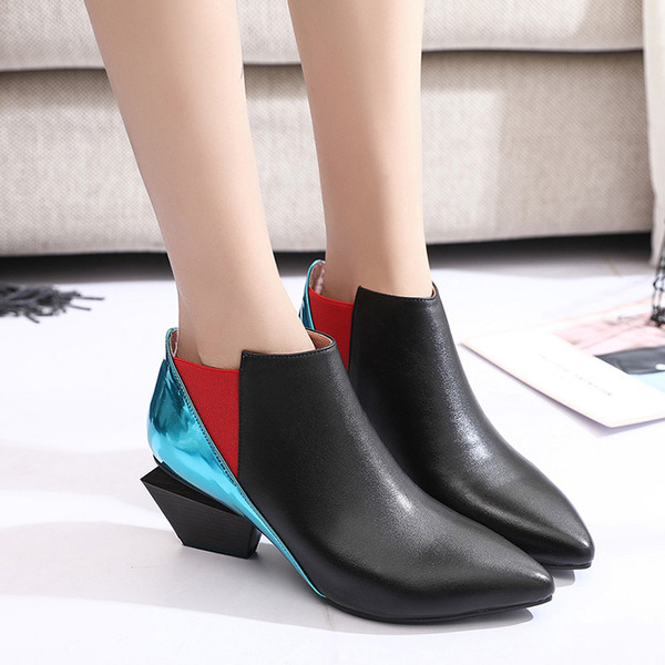 Κομψά γυναικεία παπούτσια κατασκευασμένα από οικολογικό δέρμα, με έντονη και πολύχρωμη διακόσμηση