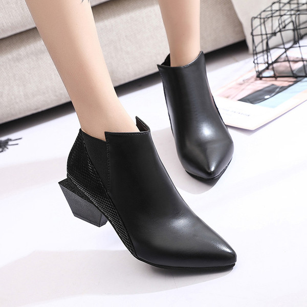 Κομψά γυναικεία παπούτσια κατασκευασμένα από οικολογικό δέρμα, με έντονη και πολύχρωμη διακόσμηση