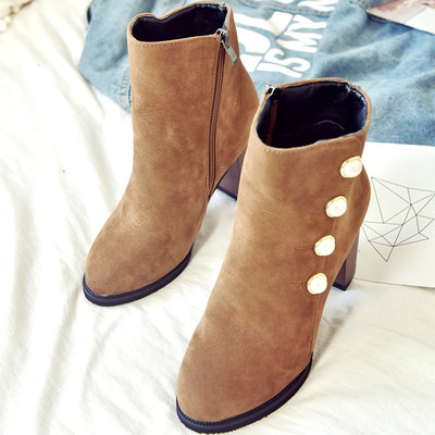 Μοντέρνες casual κυρίες στρογγυλεμένες παχιές μπότες με διακοσμητικά μαργαριτάρια σε δύο χρώματα
