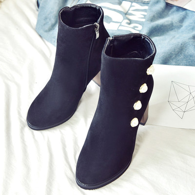 Μοντέρνες casual κυρίες στρογγυλεμένες παχιές μπότες με διακοσμητικά μαργαριτάρια σε δύο χρώματα