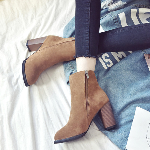 Μοντέρνες casual κυρίες στρογγυλεμένες παχιές μπότες με διακοσμητικά μαργαριτάρια σε δύο χρώματα