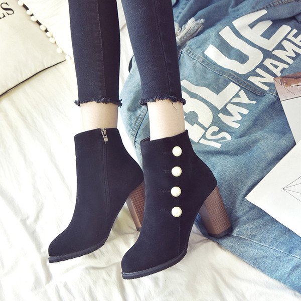 Μοντέρνες casual κυρίες στρογγυλεμένες παχιές μπότες με διακοσμητικά μαργαριτάρια σε δύο χρώματα