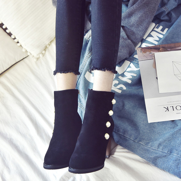 Μοντέρνες casual κυρίες στρογγυλεμένες παχιές μπότες με διακοσμητικά μαργαριτάρια σε δύο χρώματα