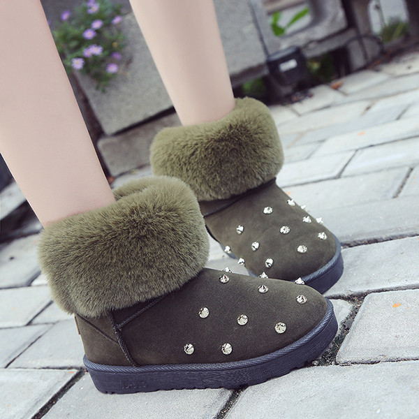Casual, ζεστές γυναικείες μπότες με επίπεδη σόλα, κάτω και διακοσμητικά πριτσίνια σε τρία χρώματα