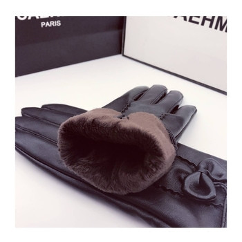 Κομψά γυναικεία δερμάτινα γάντια σε μαύρο χρώμα