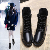 Απλές, ζεστές καλοκαιρινές καλοκαιρινές μπότες με επίπεδη σόλα σε μαύρο χρώμα