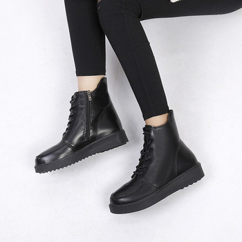 Απλές, ζεστές καλοκαιρινές καλοκαιρινές μπότες με επίπεδη σόλα σε μαύρο χρώμα