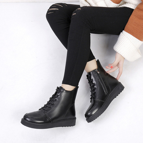 Απλές, ζεστές καλοκαιρινές καλοκαιρινές μπότες με επίπεδη σόλα σε μαύρο χρώμα