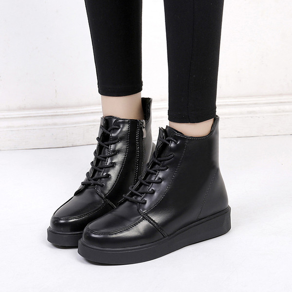 Απλές, ζεστές καλοκαιρινές καλοκαιρινές μπότες με επίπεδη σόλα σε μαύρο χρώμα